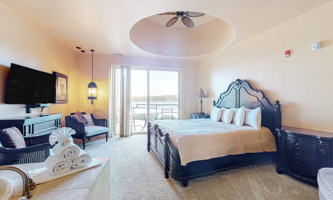 Lake Delton Apartment | Ultimate relaxation awaits at this luxe lakefront Delton Grand studio