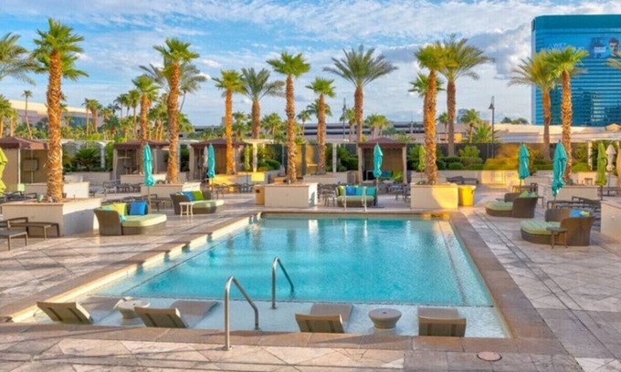Las Vegas Condo | Ultimate Vegas Trip with Sphere View, Pool and Gym