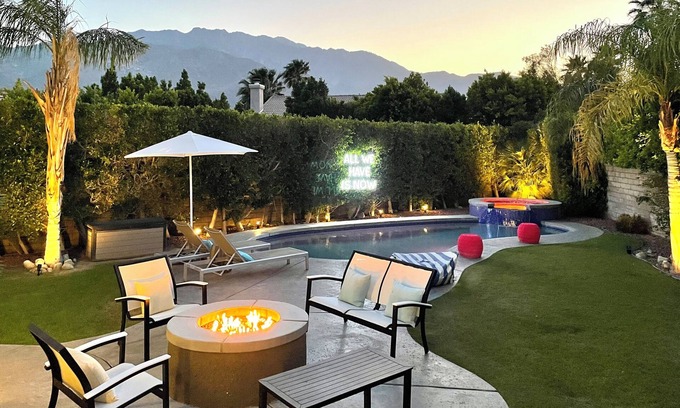 Vista Norte House | Ultra Private Pool, Spa, Fire Pit, with Mountain View. Iconic Postmodern Style!