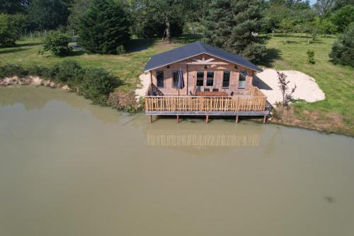 Moussac Ski Chalet | Un étang idéal pour la famille
