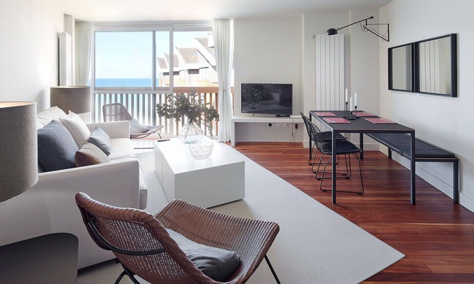Zarautz Apartment | UNBEATABLE SEAFRONT BRAND NEW APARTMENT