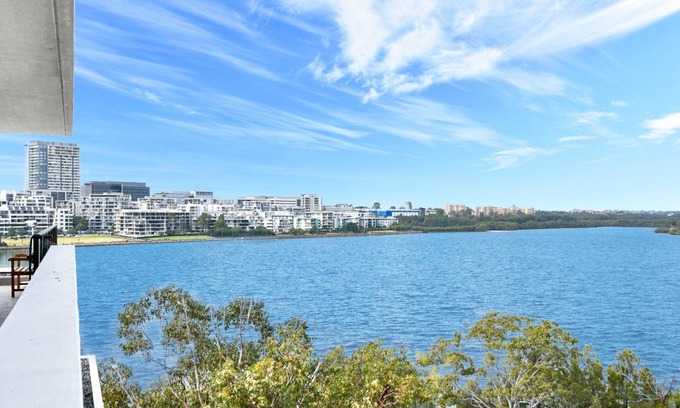 Wentworth Point Apartment | Unbeatable Water View Hidden GEM Apartment