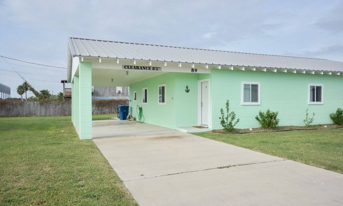 Port O Connor House | UNCLE WOODY'S #3 in POC-Pets ok but add Fees
