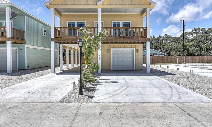 Fulton House | Under The Sea! Waterfront,Community Pool,Walk to Bars, Restaurants and Pier!
