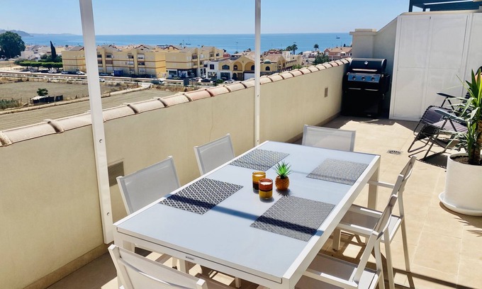 Torre del Mar Apartment | Unik Utsikt och Unik Inredning i Nybyggt hus Nära Stranden