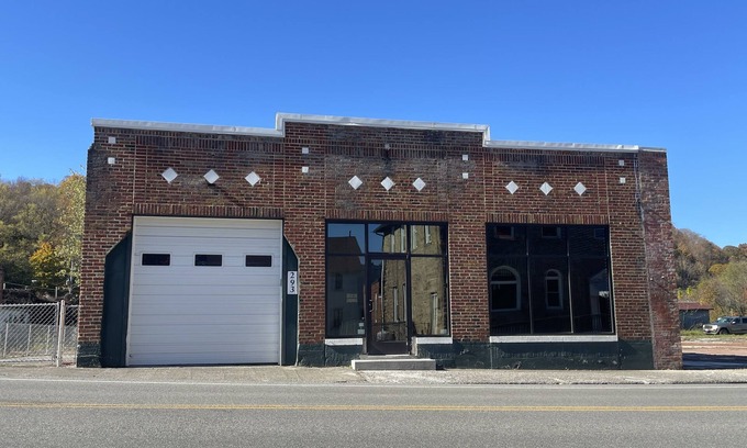 Pocahontas House | Unique building stay! 5 bedrooms, garage for ATVs, large parking area!