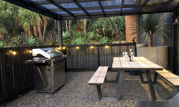Mahurangi West House | Unique coastal property just 40 mins from the CBD, the ultimate getaway!