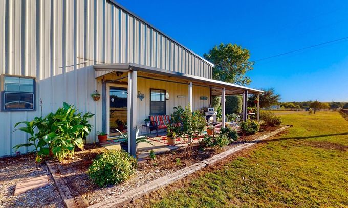 Wise County Cottage | Unique cottage by airstrip for private planes - herb garden, dog-friendly