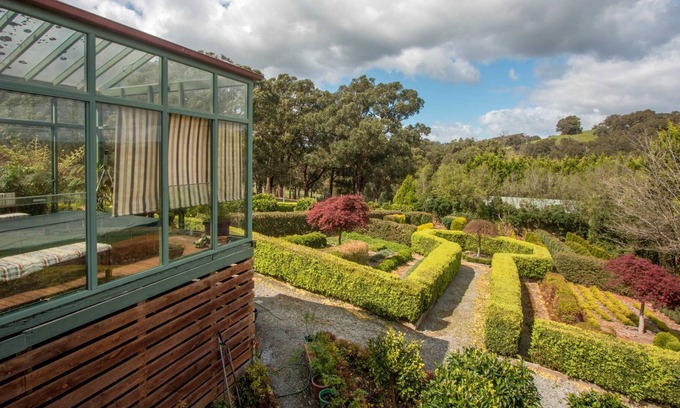 Macclesfield House | Unique farmstay with a balcony and garden views