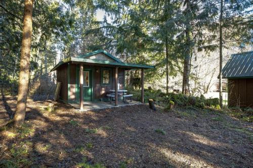 Maple Falls House | Unique Glamping Experience, Pet Friendly, Sleeps 2