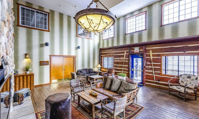 Peoria Hotel | Unique Lodgings with Panoramic Views in Scenic Illinois | 3 Units
