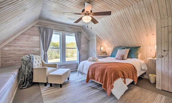 Fruitvale Cabin | Unique Loft Cabin: Fire Pit & Fishing Access!