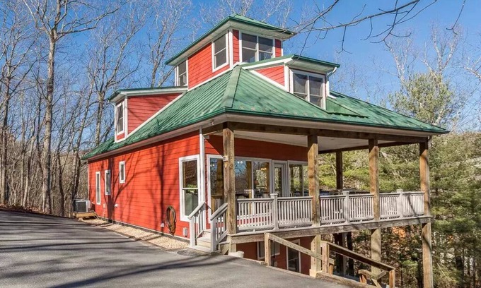 Massanutten Cabin | Unique Massanutten Lodge, Hot Tub, Game Room w/foosball and Gorgeous Views!