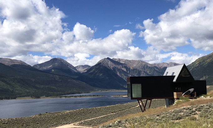 Twin Lakes Cabin | Unique modern luxury cabin above 2 lakes, surrounded by 360 views of mountains