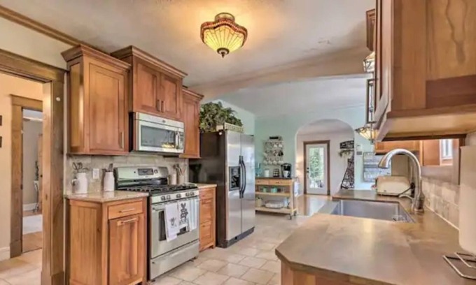 Cabool House | Unique Ozarks retreat w/ private hottub & backyard