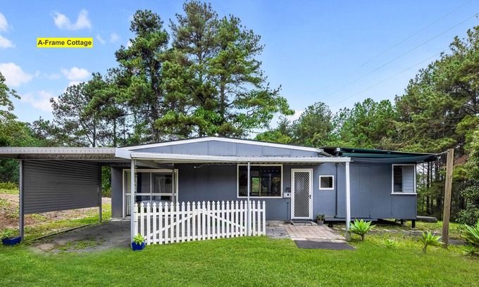 Woombye Cottage | Unique Shed 2 bedrooms and open plan living