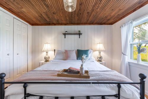 Cambra House | Unique Stay! Ricketts Chic Farmhouse Retreat with Stargazing Bubble Tent