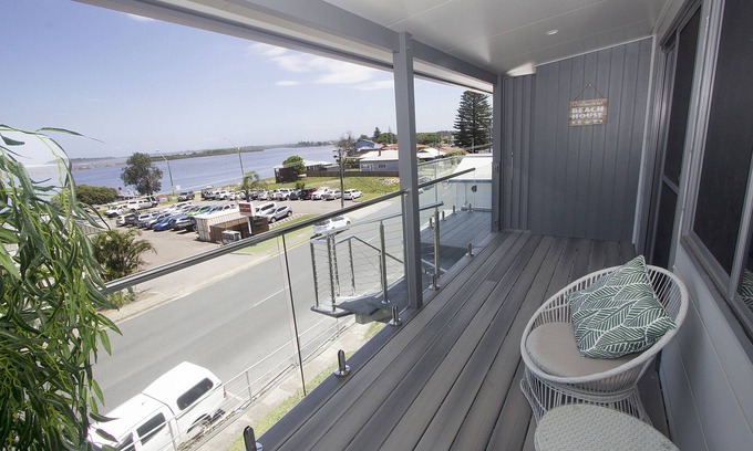 Harrington Apartment | UNIT 1. OPPOSITE THE OCEAN. BEACH .RIVER.PET FRIENDLY. 1 FREE PARKING n n
