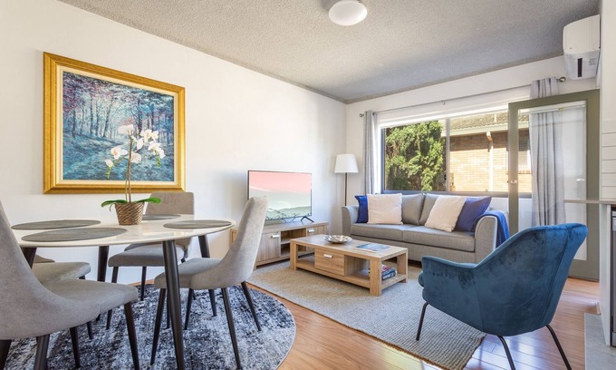 Neutral Bay Apartment | Unit With Balcony, Backyard and Parking Near Shops