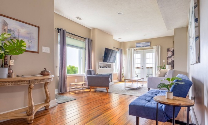 Pittsburgh Apartment | Unmatched City View! King Bed, 2BR Apt. Free Parking!