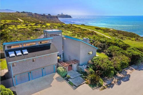 Moss Beach House | Unmatched Ocean Beach and Mountain Views Family-Friendly Retreat