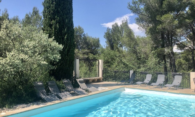 Le Tholonet Villa | Unoverlooked character house for 8 people in a pine forest in Aix-en-Provence