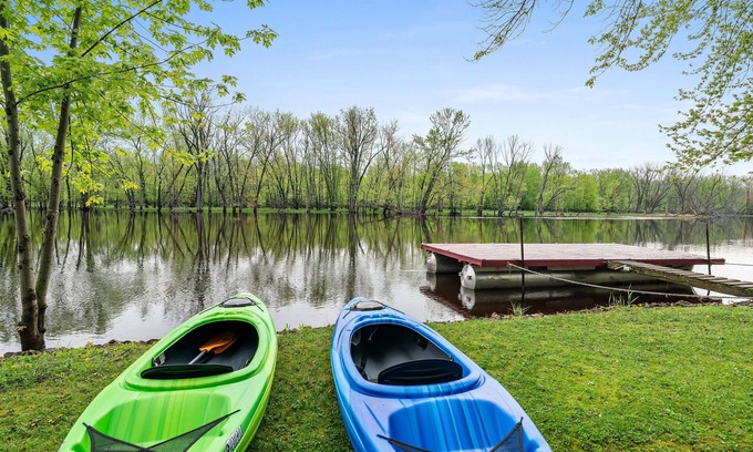 Weyauwega Cottage | Unplug at RIVER RUN—Secluded, Waterfront, Kayaking