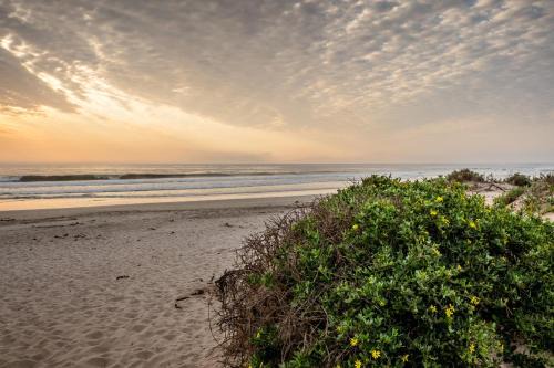 Stompneusbaai Villa | Unwind@167- Golden Mile