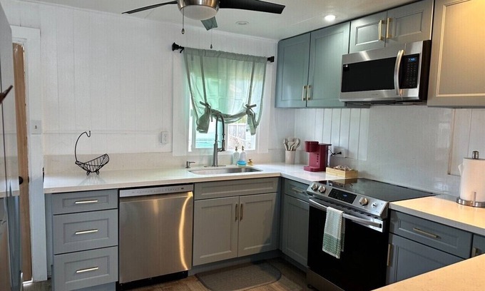 Hauula House | Unwind on Oahu's famous north shore! Country living, country views! AC and WiFi!