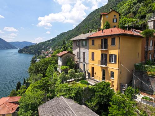 Moltrasio House | Up & Up - by MyHomeInComo
