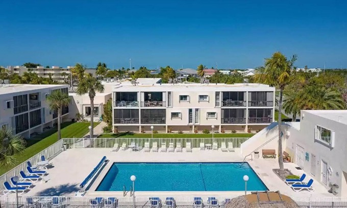 Marathon Condo | Updated 2/2 Condo on the Ocean with Private Beach and Pool