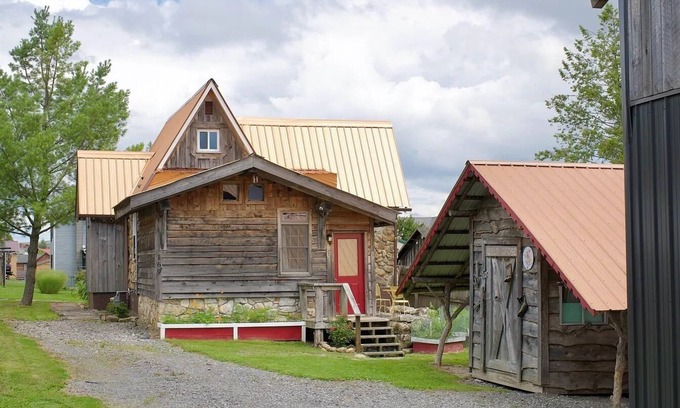 Canaan Valley House | Updated 2BR/2BA cottage in the heart of Davis, WV!