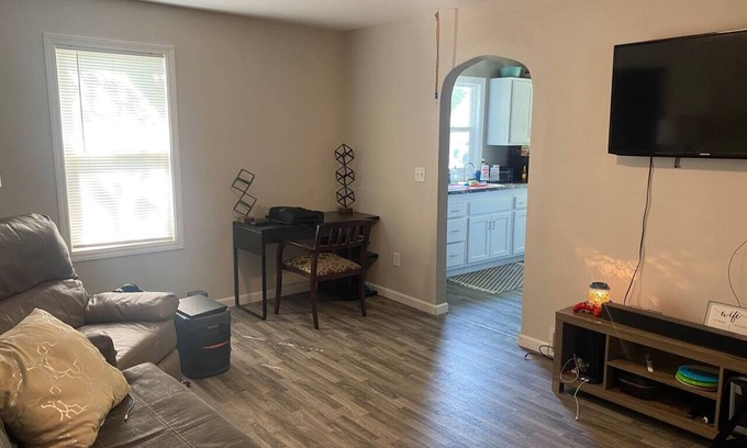 Westbrook House | Updated 2BR Home near The Lakes + pet friendly