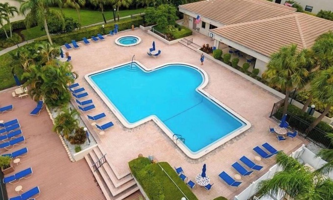 South Pasadena Condo | Updated 2nd floor 2/2 Condo just 5 minutes to top-ranked St Pete Beach