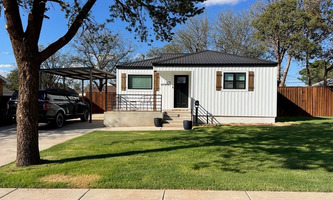 Tokio House | Updated Bungalow - Close to town and 30 min from Lubbock!