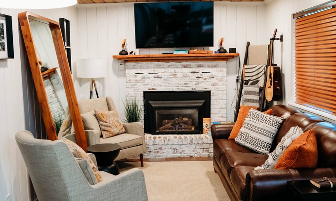 Greer Cabin | Updated cabin walking distance to both restaurants and amazing hiking trails!