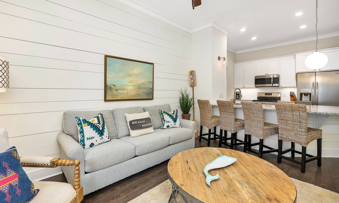 King City Condo | Updated condo with pool & steps to village
