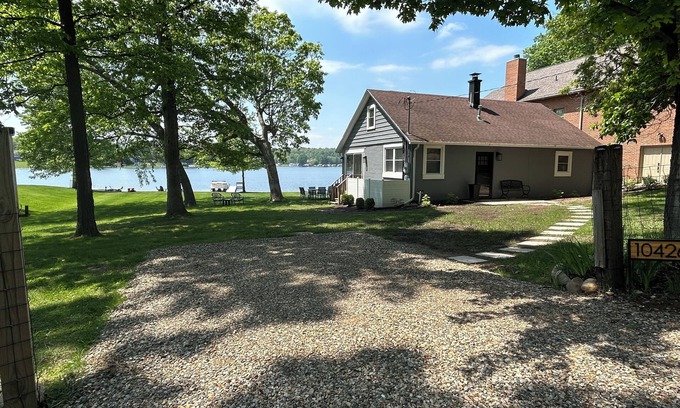 Three Rivers Cottage | Updated cottage with 100' lakefront