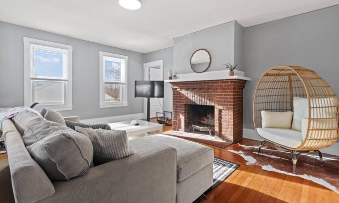 West Hartford Apartment | Updated & Cozy 2bd Near Blueback w. Off street Parking, Utilities + Wifi