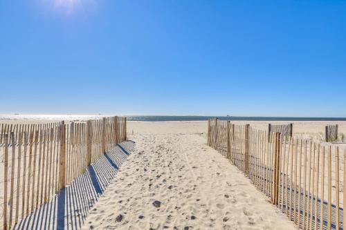 Dauphin Island Apartment | Updated Dauphin Island Condo with Pool and Gulf Views!