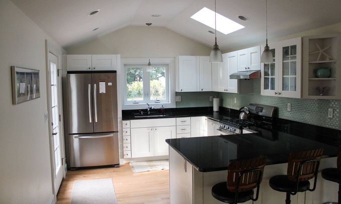 North Eastham House | UPDATED & IMMACULATE HOME! Walk to beach, a/c, WiFi, fire pit!