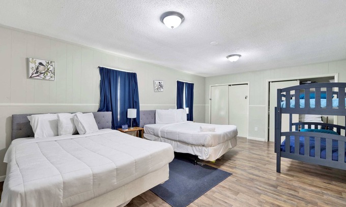 Crestline Heights House | Updated Kitchen, Near Downtown - Cozy on 86th
