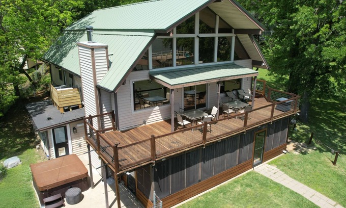 Seven Points House | Updated Large Retreat on the WaternFree Kayaks and Hot tub!