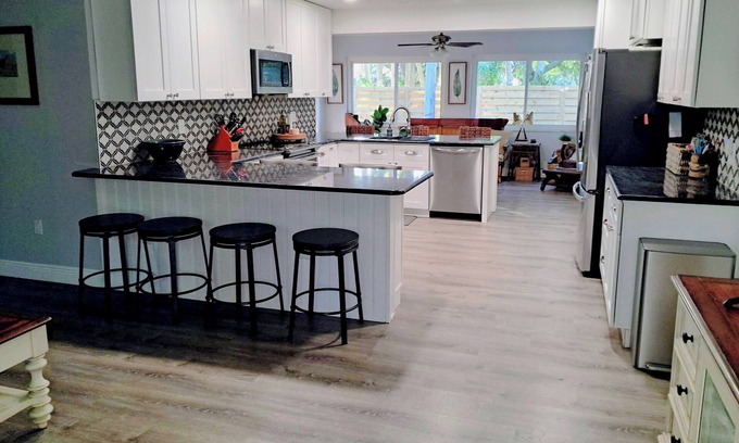 South Venice House | Updated S Venice 3/2 house. 5 mins to the beach. Steps to the Venetian Waterway.