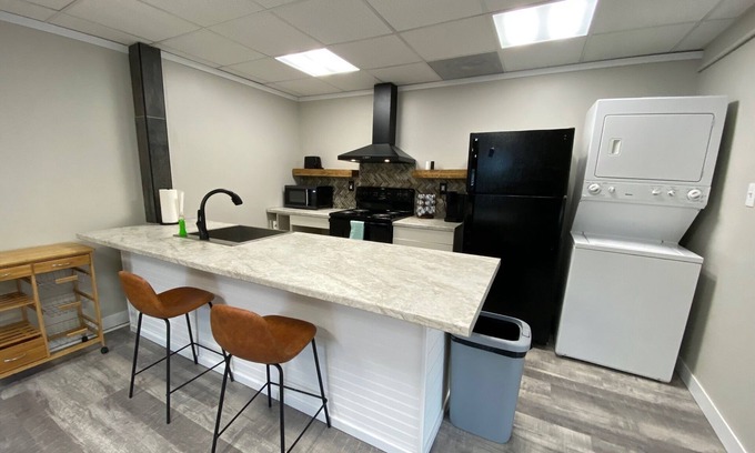 Mattoon House | Updated spacious 2 br Flat