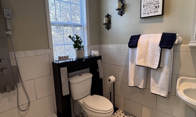 Upper Darby House | Upper Darby Studio Apartment w/WiFi, AC and a Private Deck.