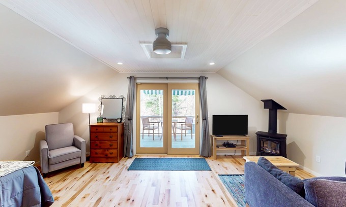 Lake Township Apartment | Upper level retreat with a furnished deck, fireplace, fast WiFi, & full kitchen