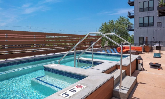 Downtown Des Moines Apartment | Upscale 1 BR Apt Dwntn & Hot Tub!