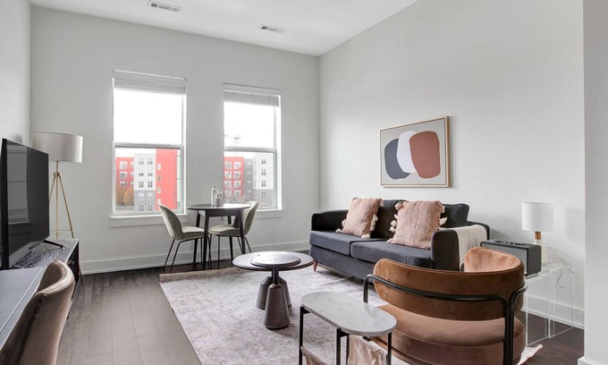 Cambridge Apartment | Upscale 1B w/W/D. Lots of amentities; Gym, Theatre, Pool. by Blueground