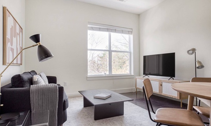 Cambridge Apartment | Upscale 2B w/W/D. Lots of amentities; Gym, Theatre, Pool. by Blueground